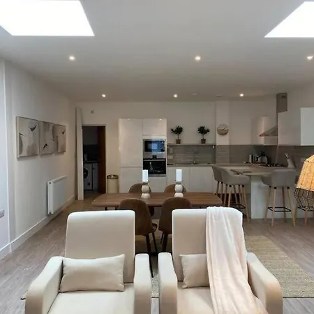 Fishponds Flat 1 By Mia Living 2 Bedroom *